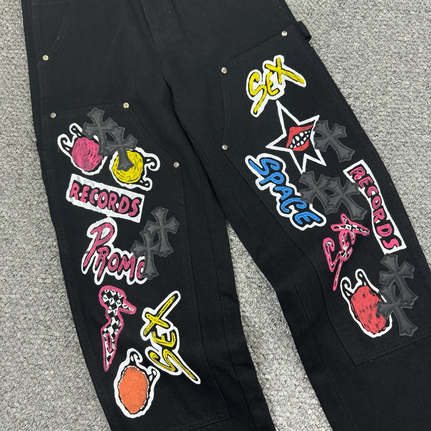 P260 Style number: H822 Chrome Heart & Chrome Heart black multi-element graffiti work jeans - ChromeHearts#design jeans, invincible texture, specially customized by master DIY, will never conflict with the style! Three-dimensional cutting version. Loose and comfortable, not flattering on the figure, making you look taller and slimmer. Same style for men and women. Can be matched with couples. Versatile recommendation. Fine workmanship. Very stylish. The upper body effect is super good. A must-have jeans for all seasons. It is a perfect combination with anything.  Color: black Size: 28-30-32-34-36